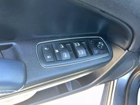 2014 Chrysler 300 - Image 10