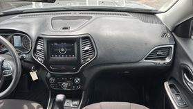 2019 Jeep Cherokee - Image 32