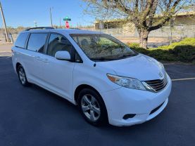 2011 TOYOTA SIENNA
