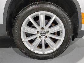2011 Volkswagen Tiguan - - Image 13