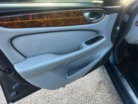 2004 JAGUAR XJ SEDAN V8, 4.2 LITER VANDEN PLAS SEDAN 4D