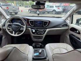 2019 Chrysler Pacifica - Image 17