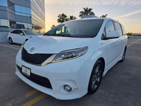 2015 Toyota Sienna - Image 3