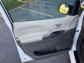 2011 TOYOTA SIENNA