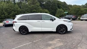 2021 Toyota Sienna - Image 2