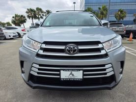 2017 Toyota Highlander - Image 2