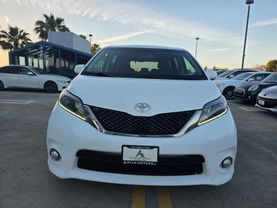 2015 Toyota Sienna - Image 2