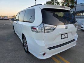 2015 Toyota Sienna - Image 4