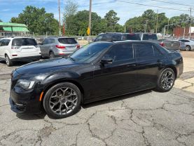 2018 CHRYSLER 300 SEDAN V8, HEMI, 5.7 LITER 300S SEDAN 4D