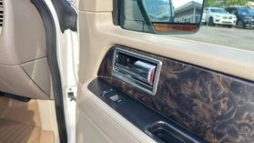 2016 Lincoln Navigator - Image 23