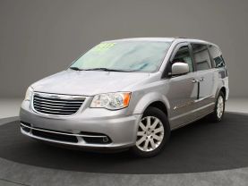 2015 Chrysler Town & Country - Image 1