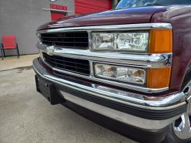 1999 Chevrolet Suburban 1500 - Image 2