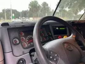 2015 FREIGHTLINER CASCADIA - - CA125SLP SLEEPER