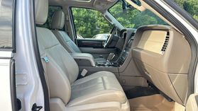 2016 Lincoln Navigator - Image 24