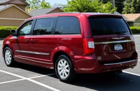 2015 CHRYSLER TOWN & COUNTRY VAN DEEP CHERRY RED CRYSTAL PEARLCOAT AUTOMATIC - Capital City Auto