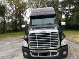 2015 FREIGHTLINER CASCADIA - - CA125SLP SLEEPER
