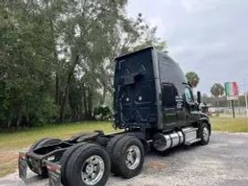 2015 FREIGHTLINER CASCADIA - - CA125SLP SLEEPER