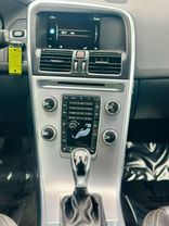 2017 VOLVO XC60 SUV 4-CYL, DRV-E, TURBO, 2.0L T6 DYNAMIC SPORT UTILITY 4D