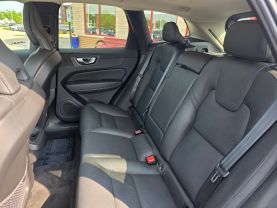 2022 VOLVO XC60 SUV 4-CYL, DRIVE-E, TURBO, 2.0 LITER B5 MOMENTUM SPORT UTILITY 4D