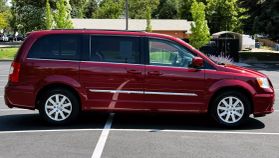 2015 CHRYSLER TOWN & COUNTRY VAN DEEP CHERRY RED CRYSTAL PEARLCOAT AUTOMATIC - Capital City Auto
