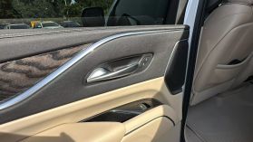 2021 Cadillac Escalade - Image 17