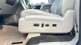 2016 Lincoln Navigator - Image 17