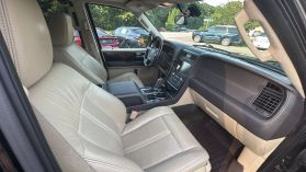 2015 Lincoln Navigator - Image 18