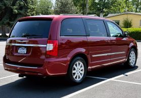 2015 CHRYSLER TOWN & COUNTRY VAN DEEP CHERRY RED CRYSTAL PEARLCOAT AUTOMATIC - Capital City Auto