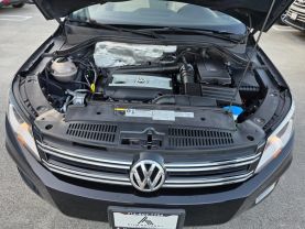 2017 Volkswagen Tiguan - Image 24