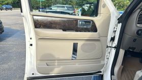 2016 Lincoln Navigator - Image 13