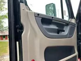 2015 FREIGHTLINER CASCADIA - - CA125SLP SLEEPER