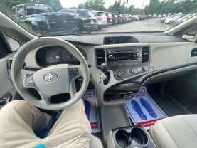 2011 TOYOTA SIENNA