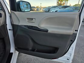 2014 Toyota Sienna - Image 15