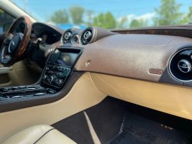 2016 Jaguar Xj - Image 18