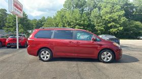 2017 Toyota Sienna - Image 4