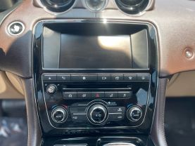 2016 Jaguar Xj - Image 10