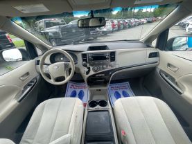2011 TOYOTA SIENNA