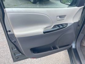 2011 TOYOTA SIENNA