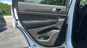 2017 Jeep Grand Cherokee - Image 14