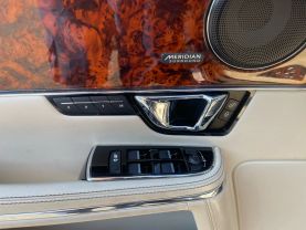 2016 Jaguar Xj - Image 32