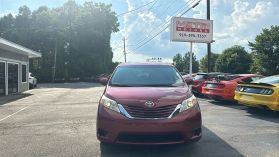 2017 Toyota Sienna - Image 2