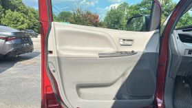 2017 Toyota Sienna - Image 10