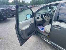 2011 TOYOTA SIENNA