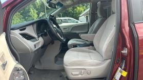 2017 Toyota Sienna - Image 12