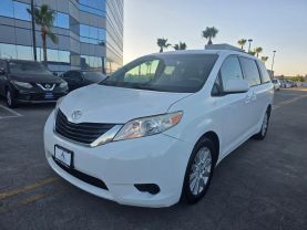 2014 Toyota Sienna - Image 3