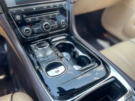 2016 Jaguar Xj - Image 14
