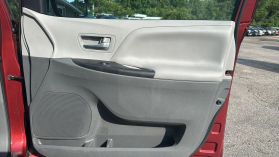 2017 Toyota Sienna - Image 18