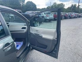 2011 TOYOTA SIENNA
