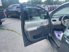 2011 TOYOTA SIENNA