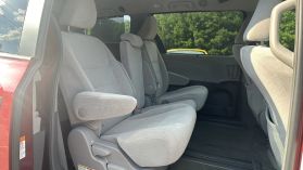 2017 Toyota Sienna - Image 23